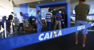 Fila para entrada em agência da Caixa, em Brasília.