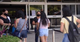 Estudantes chegam para o segundo dia do Exame Nacional do Ensino Médio (Enem) 2020, na Universidade Estadual do Rio de Janeiro(UERJ).