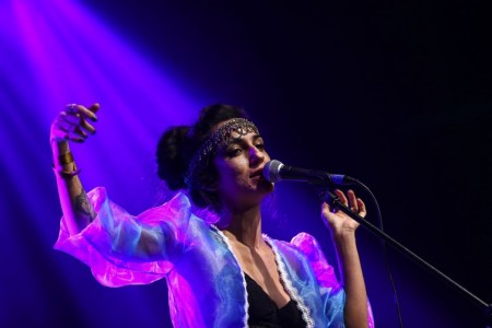 Júlia Carvalho durante participação no Festival de Música Nacional FM.