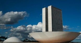 A cúpula menor, voltada para baixo, abriga o Plenário do Senado Federal. A cúpula maior, voltada para cima, abriga o Plenário da Câmara dos Deputados.