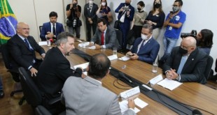 Os ministro das comunicaçõess, Fábio Faria, da Educacao, Milton Ribeiro, da Secretaria de Comunicaçãoo Social da Presidência, Fabio Wajngarten, o presidente da EBC, Glen Valente, e o secretário de educação do DF, Leandro Cruz, lancam o projeto Maratona ENEM.