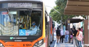 Usuários de transporte público e motoristas de ônibus usam máscaras de proteção contra covid-19 na rua da Consolação
