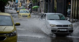 Fortes chuvas e ventos causam transtornos no centro do Rio de Janeiro. A cidade entrou em Estágio de Atenção às 11h50 devido à chuva.