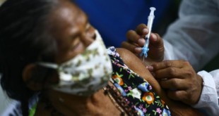 Vacinação na aldeia indígena Umariaçu, próximo a Tabatinga, Amazonas.