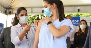 Começou a vacinação contra Covid 19 no Distrito Federal Começou a vacinação contra Covid 19 no HRAN. Na foto Lidia Rodrigues Marques, enfermeira. Fotos Renato Alves / Agência Brasília