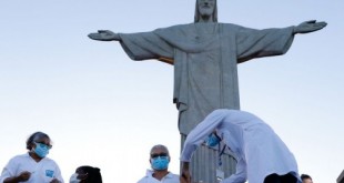 Rio de Janeiro - Início da vacinação contra Covid-19, no Cristo Redentor, a idosa Terezinha da Conceição e a técnica de enfermagem Dulcinéia da Silva Lopes. (Fernando Frazão/Agência Brasil)