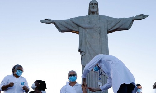 Rio de Janeiro - Início da vacinação contra Covid-19, no Cristo Redentor, a idosa Terezinha da Conceição e a técnica de enfermagem Dulcinéia da Silva Lopes. (Fernando Frazão/Agência Brasil)