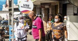 Moradores de Maceió são orientados sobre o uso de máscaras durante a pandemia do novo coronavírus.