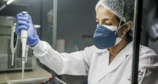 Profissional prepara amostra para realizar exame de covid-19.