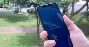 Aplicativo Auxílio Emergencial ao Trabalhador A Caixa Econômica Federal lançou o aplicativo para a liberação do auxílio emergencial a trabalhadores de baixa renda prejudicados pela pandemia do coronavírus. O pedido para receber o benefício pode ser feito no site auxilio.caixa.gov.br ou pelo APP CAIXA | Auxílio Emergencial, disponível nas lojas de aplicativos para celulares Android e IOS. O Senado aprovou a medida no dia 30 de março e a lei foi sancionada em 2 de abril de 2020 (Lei 13.982). Foto: Leonardo Sá/Agência Senado