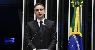 Plenário do Senado durante reunião preparatória destinada à eleição do presidente do Senado Federal para o segundo biênio da 56º Legislatura. A eleição ocorre de forma presencial, seguindo as medidas de segurança contra a covid-19, e obedecendo o Regimento Interno da Casa, que prevê a votação por meio de cédulas em papel inseridas em envelope. Em discurso, à tribuna, candidato à presidência, senador Rodrigo Pacheco (DEM-MG). Foto: Jefferson Rudy/Agência Senado