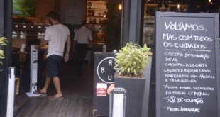 Lanchonetes, bares e restaurates do Rio de Janeiro reabrem hoje(2) com restrição de horário, lotação e distância entre mesas.