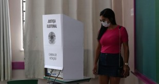 São Paulo - Eleitores votam no segundo turno das eleições para prefeito na Escola Municipal de Ensino Fundamental Celso Leite Ribeiro Filho, na Bela Vista.