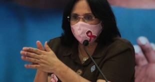 A ministra da ministra da Mulher, da Família e dos Direitos Humanos, Damares Alves, participa do lançamento da campanha para detecção precoce do câncer de mama