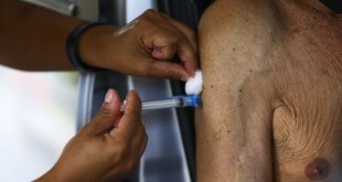 Vacinação drive-thru contra a covid-19 no Parque da Cidade, em Brasília.