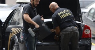 Rio de Janeiro - A Polícia Federal e a Receita Federal deflagraram nesta manhã os trabalhos da 30ª fase da Operação Lava Jato, a operação Vício. Na foto carros da Polícia Federal chegam com malotes e computadores na sede da polícia, região portuária do Rio (Tânia Rêgo/Agência Brasil)