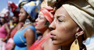 Rio de Janeiro - Mulheres marcham em Copacabana para celebrar dia da Mulher Negra Latino-americana e Caribenha durante a 3ª Marcha das Mulheres Negras no Centro do Mundo (Tânia Rêgo/Agência Brasil)