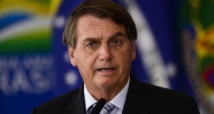 O presidente Jair Bolsonaro durante cerimônia para sanção dos projetos de lei que ampliam a aquisição de vacinas pelo Governo Federal.