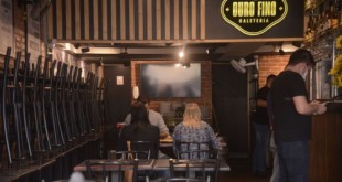 Lanchonetes, bares e restaurates do Rio de Janeiro reabrem hoje(2) com restrição de horário, lotação e distância entre mesas.