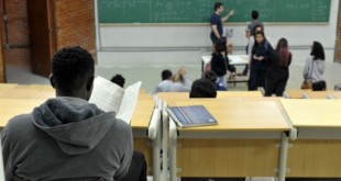 UnB foi a primeira universidade federal a adotar sistema de cotas raciais UnB reserva vagas para negros desde o vestibular de 2004 Percentual de negros com diploma cresceu quase quatro vezes desde 2000, segundo IBGE