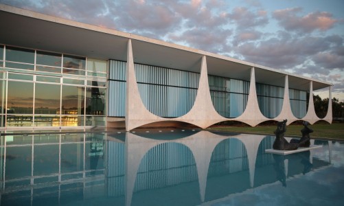 o presidente Jair Bolsonaro fará declaração à imprensa na área externa do Palácio da Alvorada, no espelho d’água. O presidente estará acompanhado do presidente do Senado Federal, Davi Alcolumbre; presidente da Câmara dos Deputados, Rodrigo Maia; ministro da Economia, Paulo Guedes; ministro da Infraestrutura, Tarcísio Gomes de Freitas; ministro do Desenvolvimento Regional, Rogério Marinho; líder do Governo no Congresso Nacional, senador Eduardo Gomes; líder do Governo na Câmara dos Deputados, deputado Vitor Hugo; líder do Progressista na Câmara dos Deputados, deputado Arthur Lira; e vice-líder do Governo no Congresso Nacional, deputado Ricardo Barros.