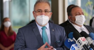 O médico cardiologista Marcelo Queiroga, indicado para ser o novo ministro da Saúde, e o atual ministro da Saúde, Eduardo Pazuello, falam à imprensa no Ministério da Saúde.