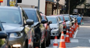 Nos postos do Detran-RJ, agentes de saúde vacinam contra a gripe pelo sistema drive thru