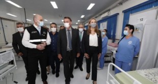 O Presidente Jair Bolsonaro visitou, na manhã desta quarta-feira (7), as instalações do Centro Avançado de Atendimento Covid-19, em Chapecó (SC). 📷: Alan Santos/PR