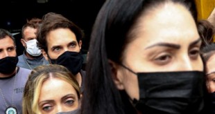 Monique Medeiros da Costa e Silva, mãe do menino Henry Borel, deixa à Delegacia de Polícia da Barra da Tijuca(16ªDP), após prestar depoimento sobre a morte do menido de 4 anos.