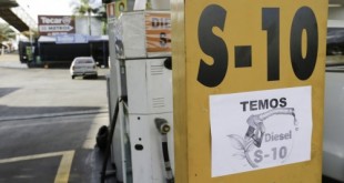 Motoristas formam fila à espera de combustível. Nos postos visitados, apenas havia diesel S10.