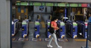 Estação do metrô no Flamengo com pouca movimentação, no primeiro dia de comércio fechado por determinação da prefeitura