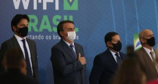 O Ministro das Comunicações, Fábio Faria, o presidente da República, Jair Bolsonaro, o vice-presidente, Hamilton Mourão, e o Ministro-chefe da Casa Civil, Luiz Eduardo Ramos,durante abertura da Semana das Comunicações no Palácio do Planalto.