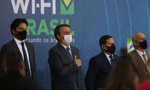 O Ministro das Comunicações, Fábio Faria, o presidente da República, Jair Bolsonaro, o vice-presidente, Hamilton Mourão, e o Ministro-chefe da Casa Civil, Luiz Eduardo Ramos,durante abertura da Semana das Comunicações no Palácio do Planalto.