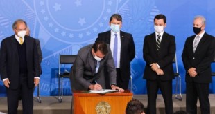 O presidente Jair Bolsonaro acompanhado dos ministros da Economia, Paulo Guedes, da Infraestrutura, Tarcísio de Freitas, da Justiça, Anderson Torres e de Minas e energia, Bento Albuquerque, durante assinatura de decretos e Medidas Provisórias no lançamento do programa Gigantes do Asfalto Palácio do Planalto.