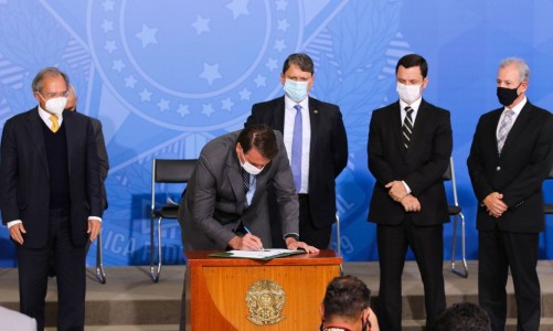 O presidente Jair Bolsonaro acompanhado dos ministros da Economia, Paulo Guedes, da Infraestrutura, Tarcísio de Freitas, da Justiça, Anderson Torres e de Minas e energia, Bento Albuquerque, durante assinatura de decretos e Medidas Provisórias no lançamento do programa Gigantes do Asfalto Palácio do Planalto.