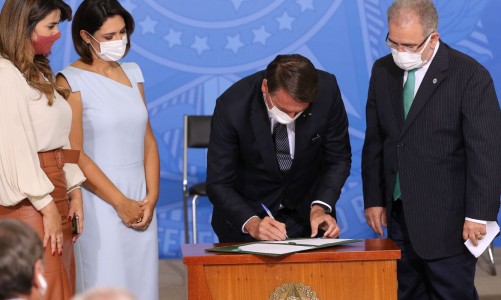 O presidente da República, Jair Bolsonaro, e a primeira dama, Michele Bolsonaro, e o ministro da Saúde, Marcelo Queiroga, participam da sanção do Projeto de Lei n° 5043/2020, que amplia o número de doenças detectáveis no Teste do Pezinho.