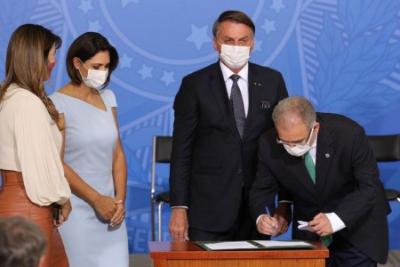 O presidente da República, Jair Bolsonaro, e a primeira dama, Michele Bolsonaro, e o ministro da Saúde, Marcelo Queiroga, participam da sanção do Projeto de Lei n° 5043/2020, que amplia o número de doenças detectáveis no Teste do Pezinho.