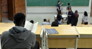 UnB foi a primeira universidade federal a adotar sistema de cotas raciais UnB reserva vagas para negros desde o vestibular de 2004 Percentual de negros com diploma cresceu quase quatro vezes desde 2000, segundo IBGE