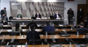 Comissão Parlamentar de Inquérito da Pandemia (CPIPANDEMIA) realiza oitiva de médica infectologista e ex-secretária de enfrentamento à Covid do Ministério da Saúde. No início de maio, o nome da médica chegou a ser anunciado pelo ministro da Saúde, mas a nomeação foi cancelada dez dias depois. O objetivo então, é saber as razões pela desistência de sua nomeação no Ministério da Saúde. Mesa: presidente da CPIPANDEMIA, senador Omar Aziz (PSD-AM); relator da CPIPANDEMIA, senador Renan Calheiros (MDB-AL). Foto: Jefferson Rudy/Agência Senado