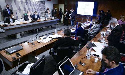 Comissão Parlamentar de Inquérito da Pandemia (CPIPANDEMIA) realiza oitiva do servidor do Ministério da Saúde, Luis Ricardo Fernandes Miranda, e de seu irmão, o deputado federal Luis Miranda (DEM-DF). Eles denunciaram possíveis irregularidades na compra da vacina indiana Covaxin pelo governo federal. A negociação está sob suspeita em razão do valor unitário das vacinas, considerado elevado, e da participação de uma empresa intermediária, a Precisa Medicamentos. Mesa: chefe de importação do Departamento de Logística do Ministério da Saúde, Luis Ricardo Miranda; presidente da CPIPANDEMIA, senador Omar Aziz (PSD-AM); deputado Luis Miranda (DEM-DF); relator da CPIPANDEMIA, senador Renan Calheiros (MDB-AL). Foto: Pedro França/Agência Senado