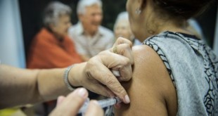 Idosos são vacinados em estação de metrô em Brasília, durante o dia D da Campanha Nacional de Vacinação contra Gripe de 2014 que começou na última terça-feira (22) vai até 9 de maio (Marcelo Camargo/Agência Brasil)