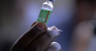 Servidor da Fiocruz prepara vacina de Oxford/AstraZeneca para a primeira aplicação no Brasil.