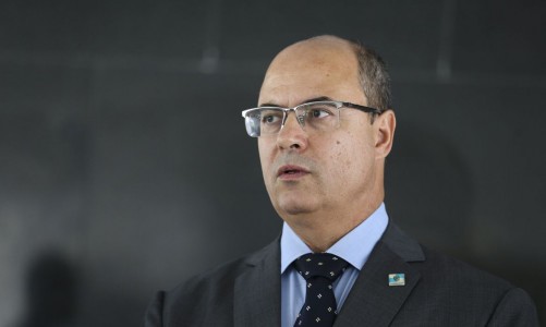 O governador do Rio de Janeiro, Wilson Witzel, fala à imprensa após reunião com o presidente da República, Jair Bolsonaro, no Palácio do Planalto.