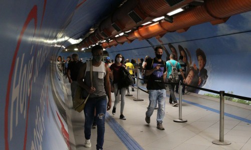 São Paulo - Usuários do transporte público na passagem subterrânea entre as estações Consolação e Paulista do metrô durante a fase emergencial da pandemia de covid-19.