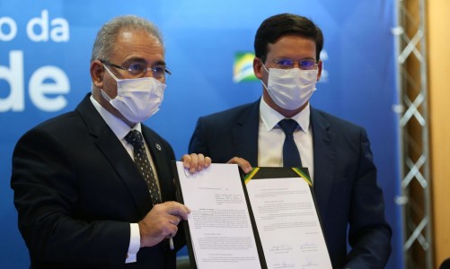 Os ministros da Saúde, Marcelo Queiroga, e da Cidadania, João Roma, assinam hoje (30) acordo de cooperação técnica para desenvolver ações integradas para a inclusão social de pessoas em situação vulnerabilidade social.