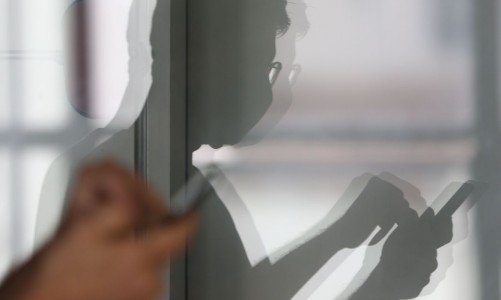 Smartphone, celular, em uso.