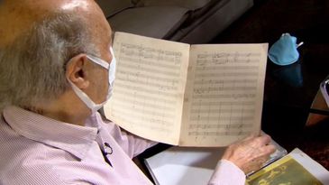 Maestro e compositor Júlio Medaglia com a partitura da música considerada hino do tropicalismo