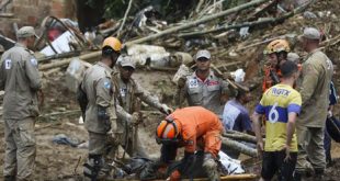 Bombeiros, moradores e voluntários trabalham no local do deslizamento no Morro da Oficina, após a chuva que castigou Petrópolis, na região serrana fluminense