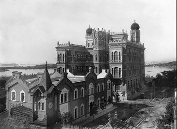Imagem do núcleo histórico de Manguinhos, com o Pavilhão do Quinino e o Pavilhão Mourisco. Imagem: Acervo COC/Fiocruz