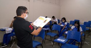 Professor dá aula em Manaus